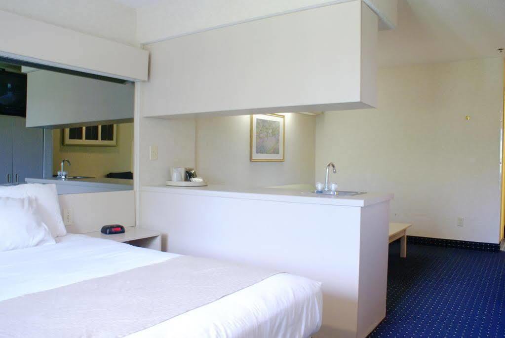Microtel Inn & Suites By Wyndham Philadelphia Airport Exterior photo